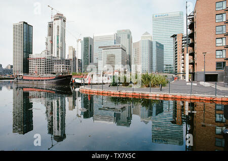 Blackwall Basin in den Londoner Docklands, an der Kreuzung mit der Poplar Dock, Blick nach Norden in Richtung Canary Wharf Stockfoto