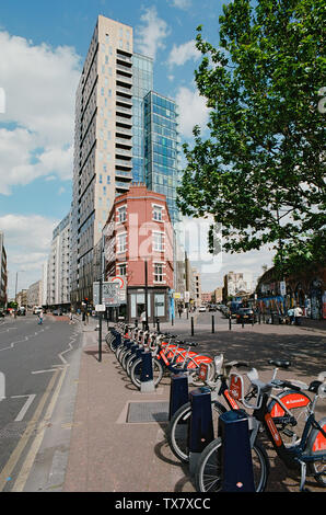 Bethnal Green Road an der Kreuzung mit der Sclater Straße, im East End von London, mit neuen Wohnanlagen Stockfoto