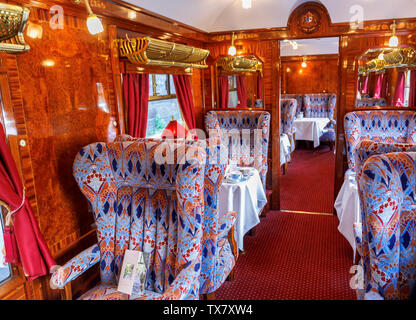 Innere einer holzgetäfelten Speisesaal auto Ione mit Tischen für das Mittagessen in der belmond Venice Simplon Orient Express Set Stockfoto