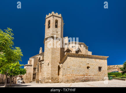 Polygonale Turm an der Iglesia de Santa María la Mayor, gotische Wehrkirche, des 14. Jahrhunderts, in Valderrobres, Provinz Teruel, Aragon, Spanien Stockfoto