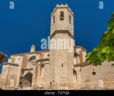 Polygonale Turm an der Iglesia de Santa María la Mayor, gotische Wehrkirche, des 14. Jahrhunderts, in Valderrobres, Provinz Teruel, Aragon, Spanien Stockfoto