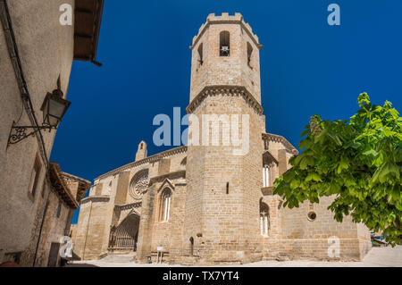 Polygonale Turm an der Iglesia de Santa María la Mayor, gotische Wehrkirche, des 14. Jahrhunderts, in Valderrobres, Provinz Teruel, Aragon, Spanien Stockfoto