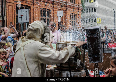 September 2016, Cardiff, Wales, 100 Jahre seit Roald Dahls geboren war "Stadt Der unerwarteten' Festival, Stadtzentrum. Personen, die/der am st Stockfoto