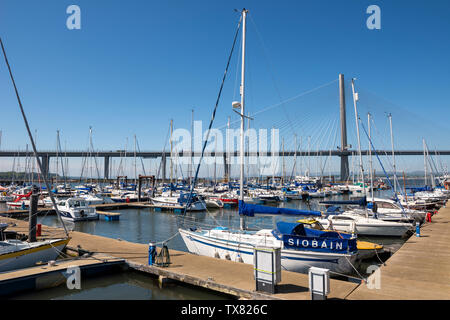 Port Edgar Marina, mit Queensferry Crossing Road Bridge im Hintergrund, Queensferry, Schottland, UK Stockfoto