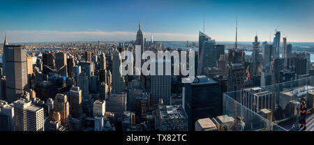 Blick auf Manhattan von der Spitze des Felsens Rockerfeller Center, New York, USA Stockfoto
