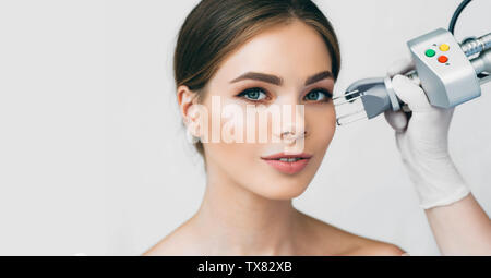 Frau mit perfektem klare Haut, laser Gesichtsbehandlung, ästhetische Gesichtschirurgie auf hellen Hintergrund Stockfoto