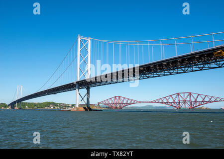 Forth Road Bridge und Forth Eisenbahnbrücke überspannt Fluss Forth von Port Edgar, Queensferry, Schottland, UK gesehen Stockfoto