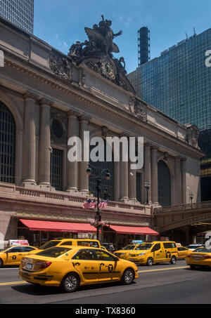 New York City Gelbe Taxis vor der Grand Central Station, New York, USA Stockfoto