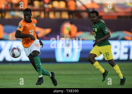 Kairo, Ägypten. 24. Juni, 2019. Von Côte d'Ivoire Nicolas Pepe und Südafrikas Percy Tau wetteifern um die Kugel während des 2019 Afrika Cup Gruppe D Fußballspiel zwischen Südafrika und der Elfenbeinküste an al-salam Stadion. Credit: Omar Zoheiry/dpa/Alamy leben Nachrichten Stockfoto