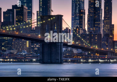 Die Brooklyn Bridge über den East River bei Sonnenuntergang, New York, USA Stockfoto