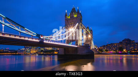 London, UK, 19. Juni 2019: ein Panoramablick auf die atemberaubende Tower Bridge über die Themse in London. Stockfoto