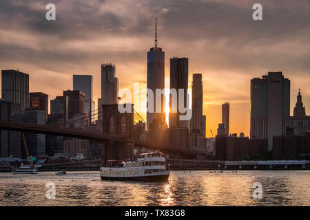 Sonnenuntergang über die Brooklyn Bridge und East River, New York, USA Stockfoto