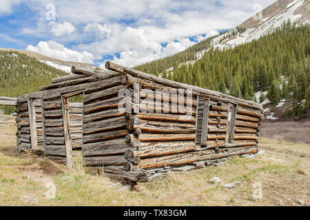 Ruinen einer Holzhütte erbaut um 1882 mit der Unabhängigkeit, Colorado Bergbau "Ghost Town". Stockfoto