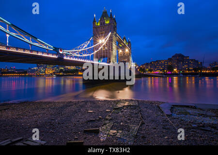 London, UK, 19. Juni 2019: Ein Blick auf die beeindruckenden Tower Bridge über die Themse in London. Stockfoto