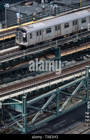 New Yorker U-Bahn auf erhöhten Abschnitt der Linie, in der Nähe der Queensboro Plaza, Long Island City, New York, USA Stockfoto