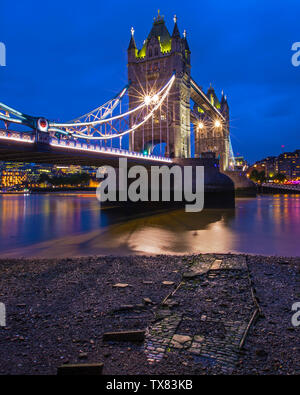 London, UK, 19. Juni 2019: Ein Blick auf die beeindruckenden Tower Bridge über die Themse in London. Stockfoto