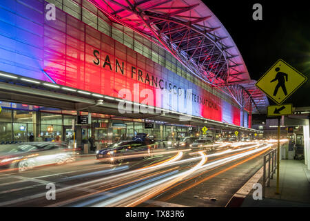Die belebten Internationalen Terminal, Flughafen San Francisco, San Francisco, Kalifornien, USA Stockfoto