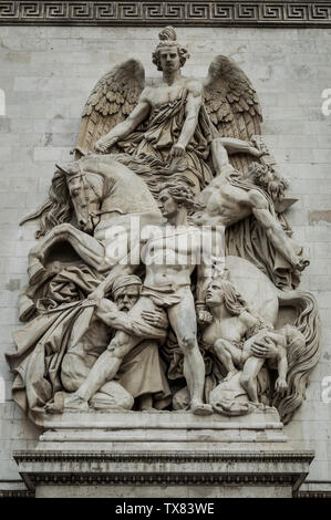 Paris - 10. Juli 2014: La Résistance Skulptur in der Fassade des Arc de Triomphe, von Antoine Étex. Stockfoto