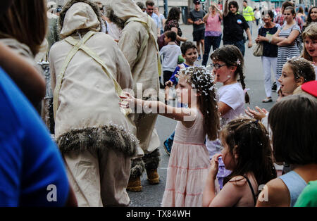 September 2016, Cardiff, Wales, 100 Jahre seit Roald Dahls geboren war "Stadt Der unerwarteten' Festival, Stadtzentrum. Personen, die/der am st Stockfoto