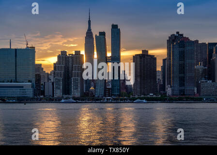 Die Skyline von Manhattan und Empire State Building über den East River bei Sonnenuntergang, Manhattan, New York, USA