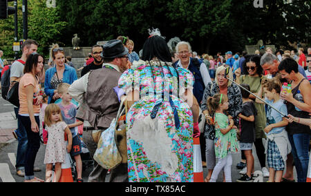 September 2016, Cardiff, Wales, 100 Jahre seit Roald Dahls geboren war "Stadt Der unerwarteten' Festival, Stadtzentrum. Personen, die/der am st Stockfoto