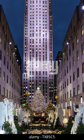 Das Rockefeller Center Christmas Tree und das Rockefeller Center bei Nacht, Midtown Manhattan, New York, USA Stockfoto
