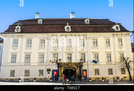 Sibiu/Hermanstadt, Rumänien - 20.03.2019 - Brukenthal Museum Gebäude im barocken Baustil in Piata Mare oder dem Grand Square entfernt. Innen Stockfoto