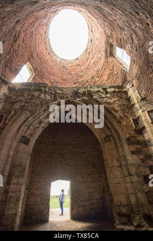 St Benets Abbey, Norfolk, Innere der alten Mühle über die Reste des Torhauses der Abtei gebaut. Stockfoto