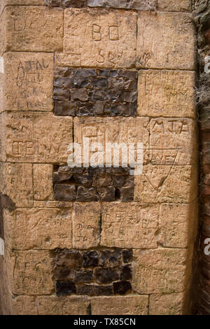 St Benets Abbey, Norfolk, geschnitzte Graffiti, Initialen, Nachrichten, Namen an den Wänden der Alten Torhaus in die zerstörte Mühle, Norfolk, Großbritannien Stockfoto