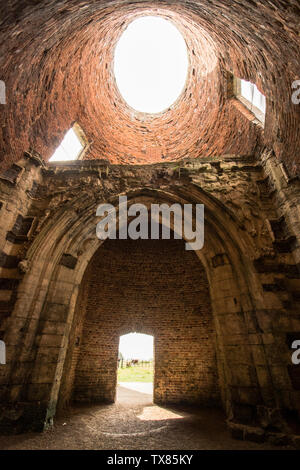 St Benets Abbey, Norfolk, Innere der alten Mühle über die Reste des Torhauses der Abtei gebaut. Stockfoto