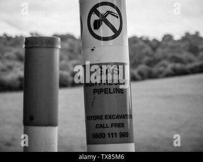 Warnung Marker für hohen Druck Gas Pipeline, Streatley, Berkshire, England, UK, GB. Stockfoto