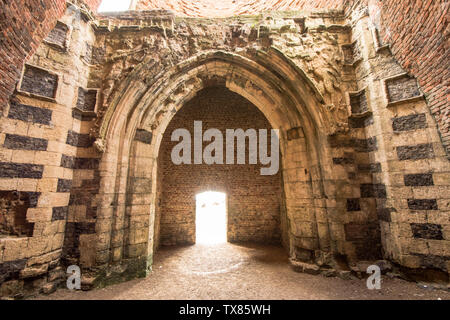 St Benets Abbey, Norfolk, Innere der alten Mühle über die Reste des Torhauses der Abtei gebaut. Stockfoto