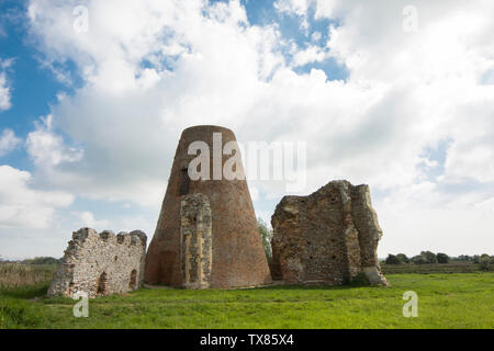 Die Außenseite des St Benets Abbey, Norfolk, der alten Windmühle über die Reste des Torhauses der Abtei gebaut. Stockfoto