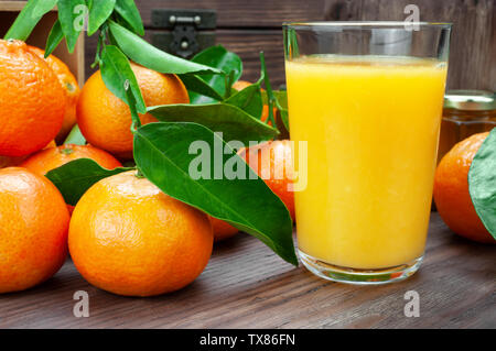 Mandarin auf hölzernen Hintergrund Stockfoto