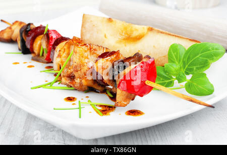 Schaschlik gegrilltes Fleisch Wurst mit Birne und Honig Stockfoto
