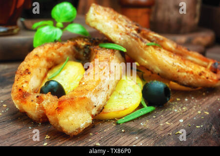 Gebratener Fisch auf hölzernen Tisch Stockfoto