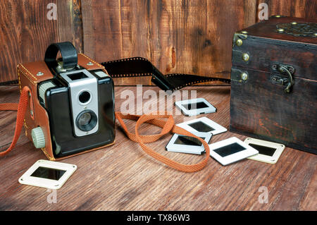 Retro Kamera auf Holz- Hintergrund Stockfoto