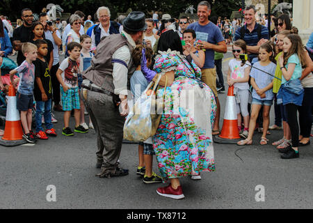 September 2016, Cardiff, Wales, 100 Jahre seit Roald Dahls geboren war "Stadt Der unerwarteten' Festival, Stadtzentrum. Personen, die/der am st Stockfoto