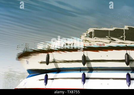 Reflexion über die Wellen auf dem Wasser der Motor Cruiser, Boot, urlaub Boot, den Norfolk Broads, UK, Spiegelbild. Stockfoto