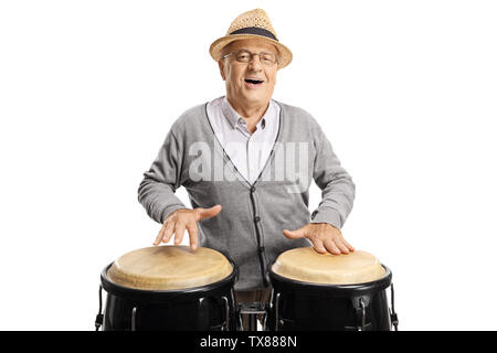 Fröhlicher älterer Mann spielen conga Drums auf weißem Hintergrund Stockfoto