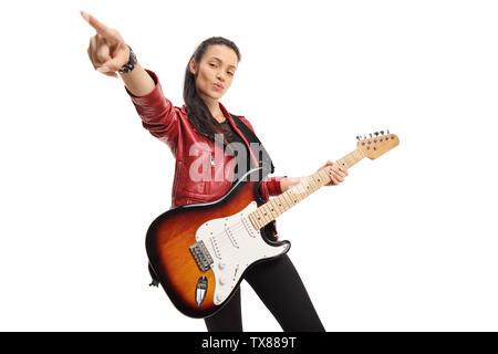 Junge weibliche Musiker mit einer Bass E-Gitarre auf weißem Hintergrund Stockfoto