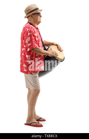 Volle Länge Profil Schuß eines reifen Mannes spielen conga Drums auf weißem Hintergrund Stockfoto