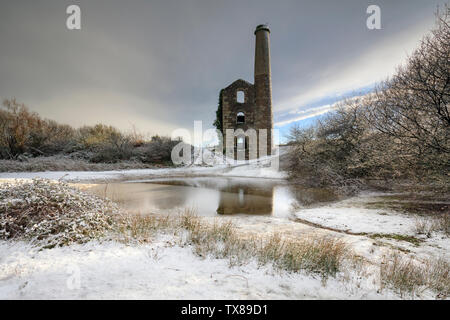 Schnee ar Kuchen und Ale Motor Haus auf United Abstiege in Cornwall. Stockfoto