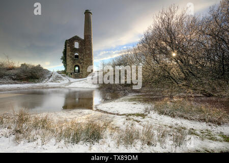 Schnee ar Kuchen und Ale Motor Haus auf United Abstiege in Cornwall. Stockfoto