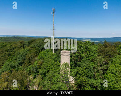 Ith Aussichtsturm oder Ithturm auf dem Berg zwischen Lauenstein und Bisperode in Niedersachsen entfernt Stockfoto