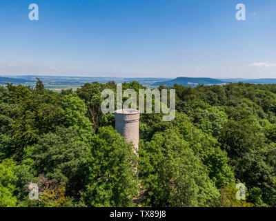 Ith Aussichtsturm oder Ithturm auf dem Berg zwischen Lauenstein und Bisperode in Niedersachsen entfernt Stockfoto