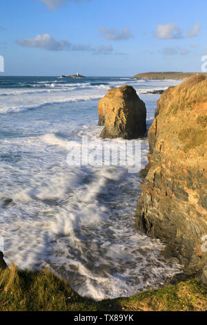 Ein Meer aus dem towans in der Nähe von Hayle, Cornwall, mit Godrevy Leuchtturm in der Ferne Stack erfasst. Stockfoto