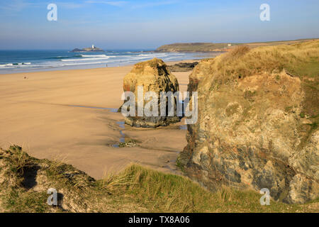 Ein Meer aus dem towans in der Nähe von Hayle, Cornwall, mit Godrevy Leuchtturm in der Ferne Stack erfasst. Stockfoto