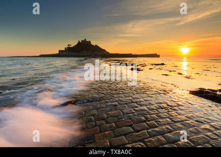 St. Michaels Mount gefangen genommen von der Causeway. Stockfoto