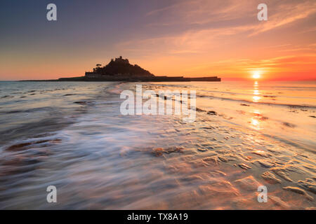 St. Michaels Mount gefangen genommen von der Causeway. Stockfoto